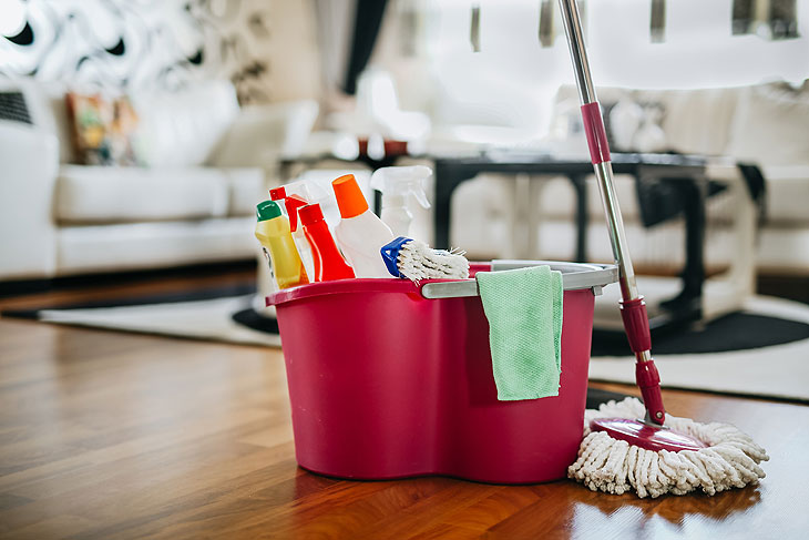 Reinigung von Ferienhaus: Hohe Anforderung wegen Corona (©Foto Gorkem Yorulmaz. iStock)